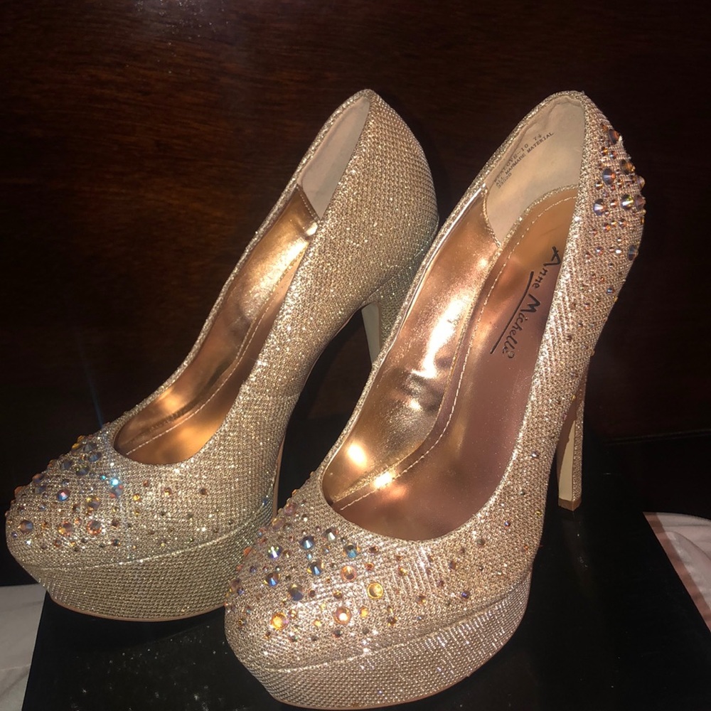 Anne Michelle Bamboo pump with rhinestones